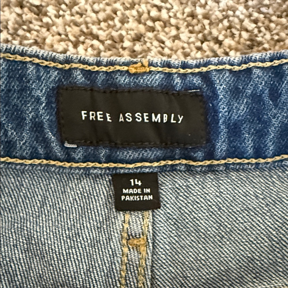 90’s Straight High Rise Jeans - Picture 2 of 6